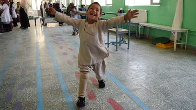 Menino afegão recebe prótese para a perna e comemora a dançar - TVI