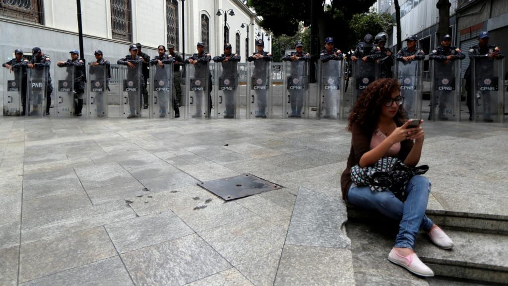 As Forças Armadas venezuelanas cercaram, esta terça-feira, o edifício da Assembleia Nacional, em Caracas. O anúncio foi feito pelo presidente interino, Juan Gauidó, através do Twitter