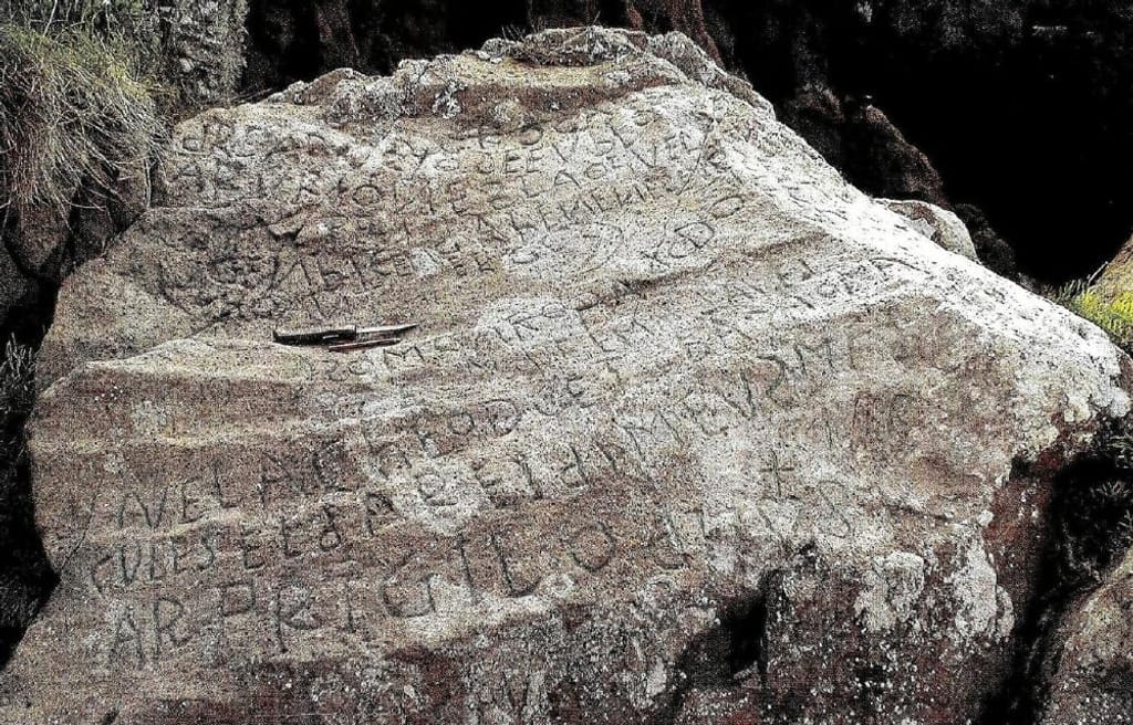 Pedra com inscrições na vila de Plougastel-Daoulas, em França