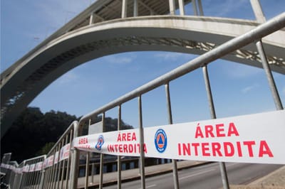 Trânsito na Ponte da Arrábida condicionado durante a noite para remoção de fragmentos de betão - TVI