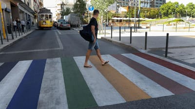 Junta de Campolide retira passadeiras arco-íris e pinta pilaretes - TVI