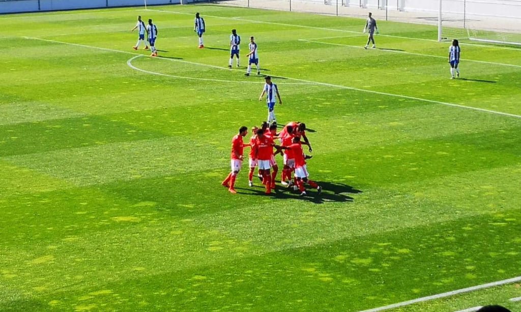 Benfica a vencer no Olival