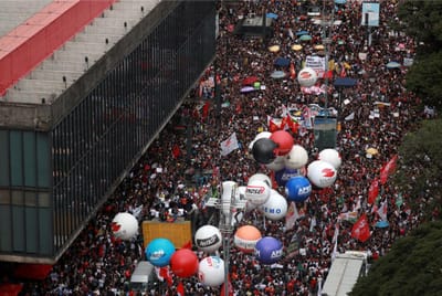 Brasil sai à rua contra cortes na Educação e Bolsonaro chama manifestantes de "imbecis" - TVI