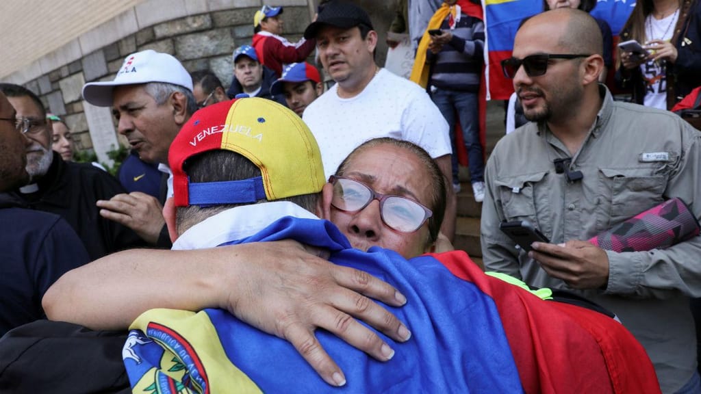 Apoiantes de Guaido celebram prisão de manifestantes que ocupavam embaixada da Venezuela em Washington