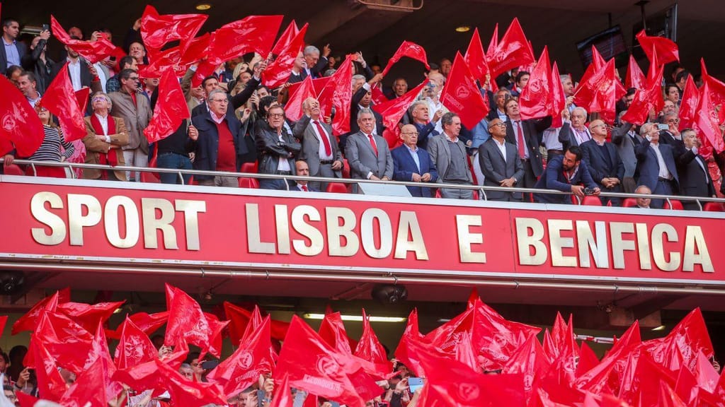 Benfica vence por 3-0 ao intervalo