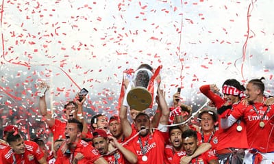 VÍDEO: o momento em que a taça foi entregue aos jogadores do Benfica - TVI