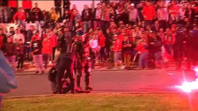 Benfica: adeptos lançam garrafas, pedras e petardos contra a polícia - TVI