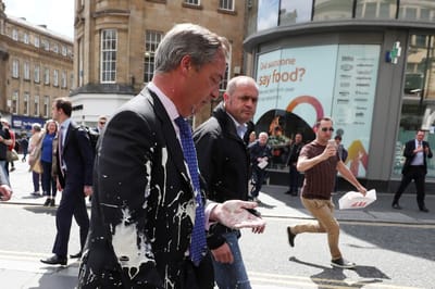 Nigel Farage atingido com um batido em campanha. "Como é que não viram aquilo?" - TVI