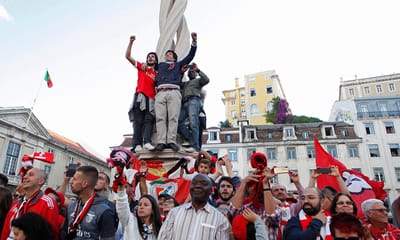 Sindicato dos Jornalistas condena agressões nos festejos do Benfica - TVI
