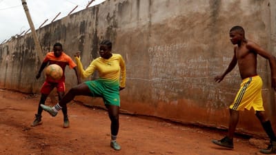 Elas também querem jogar futebol. Como uma academia está a desafiar preconceitos nos Camarões - TVI