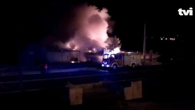 Incêndio destrói bar em Santo Amaro de Oeiras - TVI