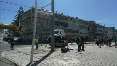 Colisão entre dois carros e o metro de superfície no Laranjeiro faz seis feridos - TVI