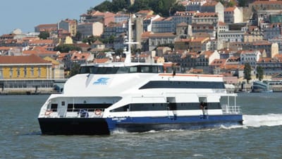 Barco da Soflusa com 64 passageiros a bordo encalha no Tejo - TVI