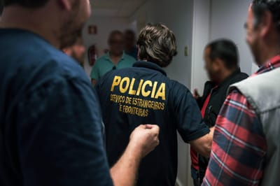 Cinco estrangeiros apanhados com documentos falsos no aeroporto de Lisboa - TVI