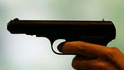 Notícia TVI: segurança de bar ameaçado com arma de fogo - TVI