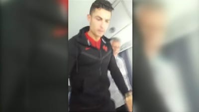 VÍDEO: Ronaldo manda parar autocarro para abraçar menino com doença rara - TVI