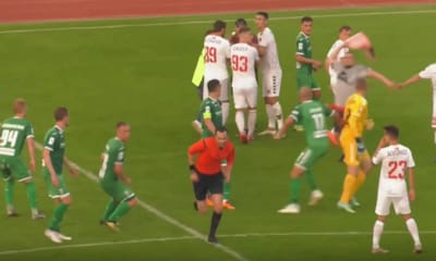 VÍDEO: ex-Sporting salva Karpaty e árbitro foge após invasão de campo - TVI