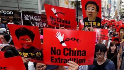 Milhares de pessoas protestam nas ruas de Hong Kong contra lei que permite extradições para a China - TVI