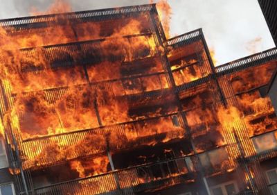 Bombeiros combateram incêndio em bloco de apartamentos de Londres - TVI