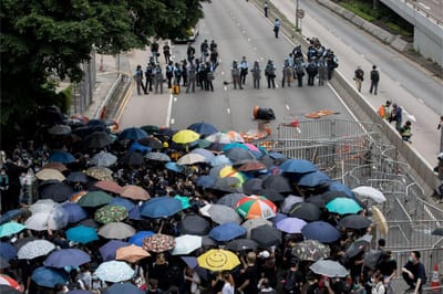 Milhares de manifestantes cercam parlamento em Hong Kong contra lei da extradição - TVI