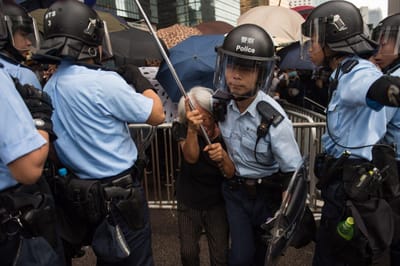 Polícia controla centro de Hong Kong e manifestantes abandonam local - TVI