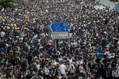 Milhares nas ruas de Hong Kong para terceiro protesto numa semana - TVI