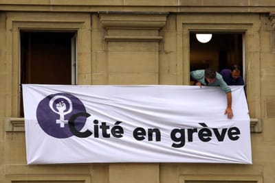 Mulheres saem à rua para protestar pela igualdade de salários na Suíça - TVI