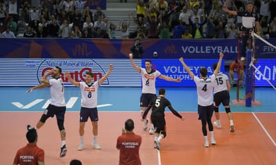 Voleibol: Portugal força quinto set mas perde com a Sérvia - TVI