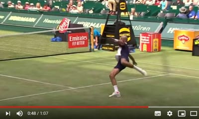 VÍDEO: tenista perde raquete no serviço... e mostra dotes de futevólei - TVI