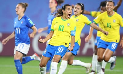 Bolsonaro e Marta em polémica sobre homens e mulheres no futebol - TVI