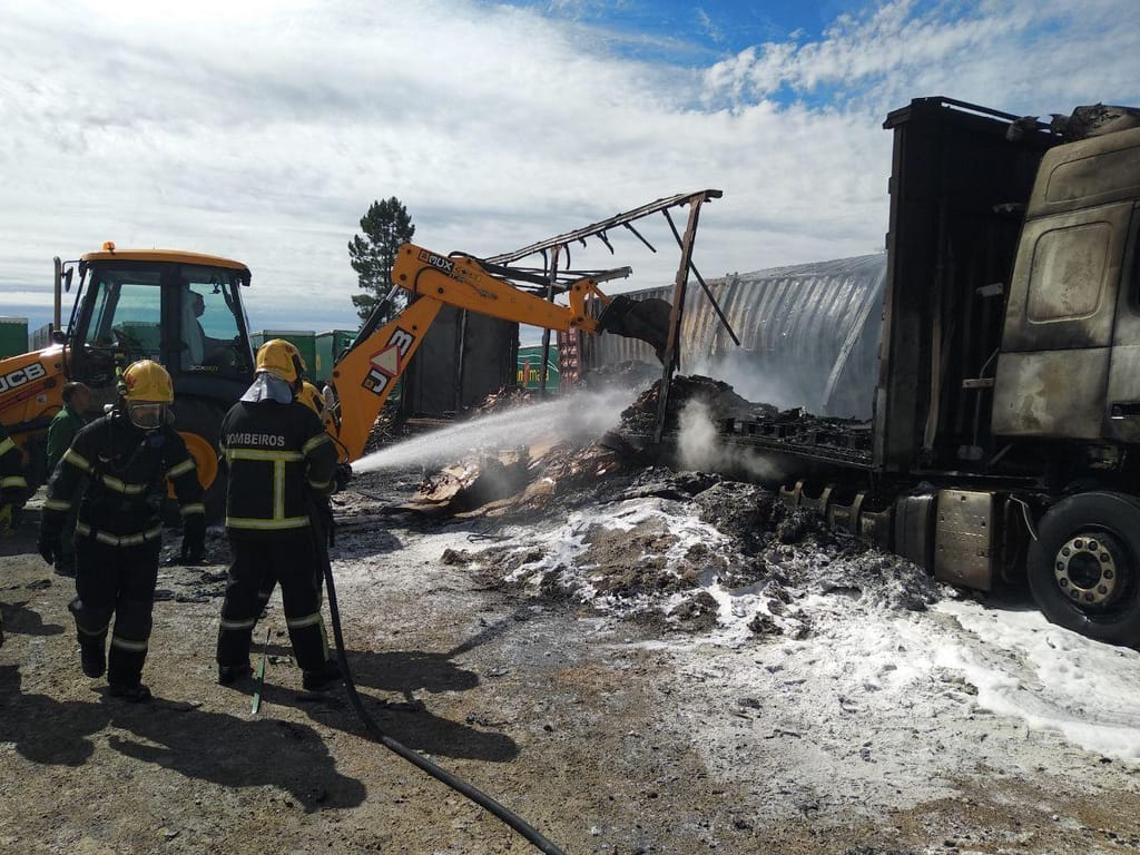 10 bombeiros combateram reacendimento na carga de um camião que já tinha ardido na Trofa
