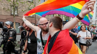 Maior parada LGBT na Ucrânia teve de ser escoltada pela polícia devido a protestos da extrema-direita - TVI