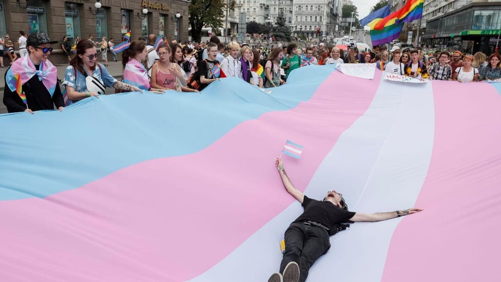 Milhares participam em parada LGBT na Ucrânia