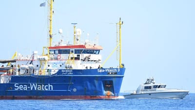 Navio com migrantes a bordo rompe bloqueio e entra em águas italianas - TVI