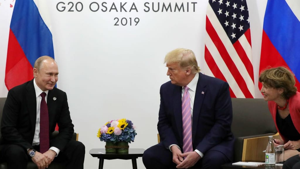Donald Trump e Vladimir Putin na cimeira do G20 em Osaka, Japão