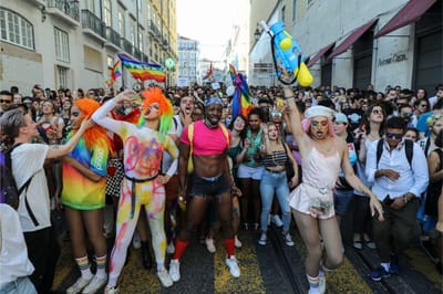 Milhares pintam Lisboa com as cores do arco-íris em marcha de orgulho LGBTI+ - TVI