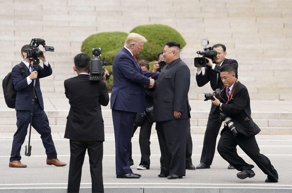 Donald Trump e Kim Jong-un encontram-se na Coreia do Norte