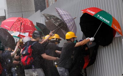 Confrontos entre polícia e manifestantes em Hong Kong - TVI