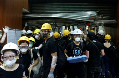 Justiça de Hong Kong condena 12 pessoas por invasão do parlamento em 2019 - TVI