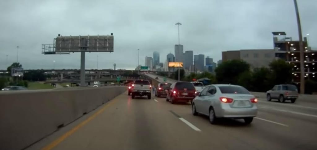 Acidente na autoestrada em Dallas (reprodução YouTube)