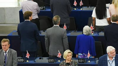Eurodeputados do Partido Brexit viram costas durante hino da União Europeia - TVI