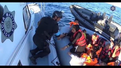 Polícia Marítima resgata 24 migrantes na Grécia, entre os quais cinco crianças - TVI