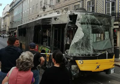 Despiste de autocarro da Carris faz cinco feridos - TVI