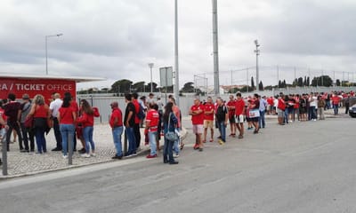FOTOS: milhares no Seixal para treino aberto do Benfica - TVI