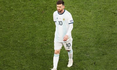 Messi suspenso por um jogo devido às palavras após expulsão - TVI