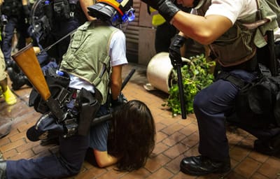 Confrontos entre manifestantes e polícia antimotim em Hong Kong - TVI