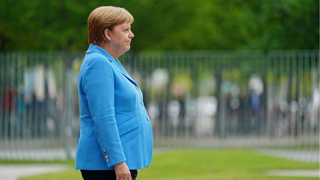 Angela Merkel voltou a tremer em público