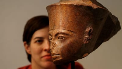 Egito processa leiloeira por vender escultura de Tutankamon "roubada" - TVI