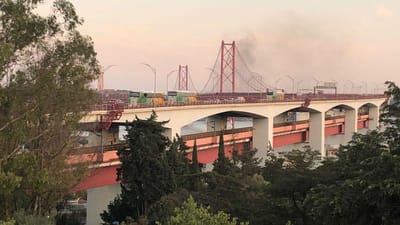 Carro a arder na Ponte 25 de Abril obrigou ao corte de trânsito - TVI