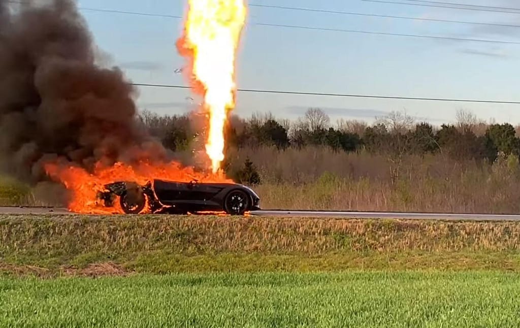 Corvette em chamas (reprodução YouTube)